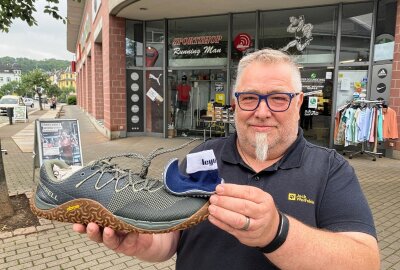 Erstes Barfuß-Seminar in Crimmitschau: Einblick in die Fußanalyse - Blick.de im Gespräch mit dem Inhaber des Sportshops "Running-Man" Jörn Hinze. Foto: Frenzel