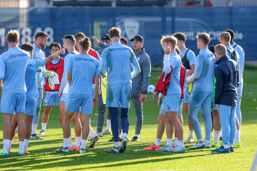 Erstes Training: Bochum-Coach Feldhoff kündigt Änderungen an - Ansprache ans Team: Markus Feldhoff will den VfL Bochum aus der Krise führen.