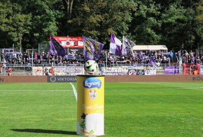 Erzgebirge Aue muss Niederlage bei Viktoria Köln einstecken - Auch in Köln waren viele Auer Fans mitgereist. Foto: Alexander Gerber