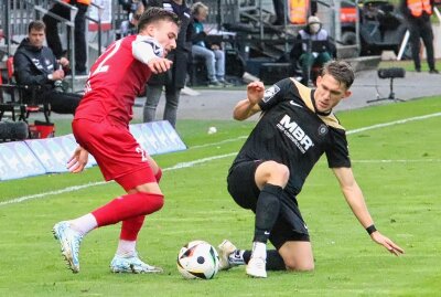 Erzgebirge Aue muss Niederlage bei Viktoria Köln einstecken - Armando Pascal Fallmann im Zweikampf. Foto: Alexander Gerber