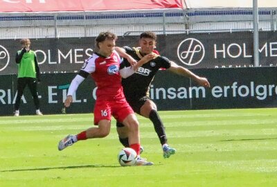 Erzgebirge Aue muss Niederlage bei Viktoria Köln einstecken - Ali Loune (rechts, Aue) im Zweikampf. Foto: Alexander Gerber