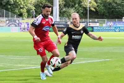 Erzgebirge Aue muss Niederlage bei Viktoria Köln einstecken - Marvin Stefaniak ( rechts, Aue). Foto: Alexander Gerber