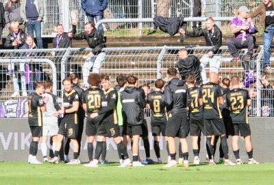 Erzgebirge Aue muss Niederlage bei Viktoria Köln einstecken - Aues Mannschaft nach Spielschluss bei den mitgereisten Fans. Foto: Alexander Gerber