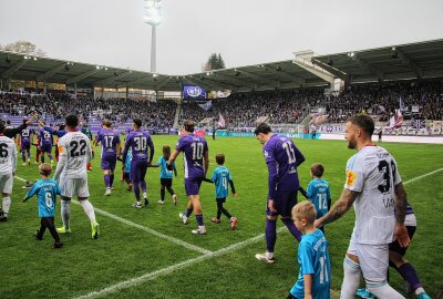 Erzgebirge Aue verpasst Heimsieg gegen Saarbrücken - Beide Mannschaften laufen ein. Foto: Alexander Gerber