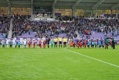 Erzgebirge Aue verpasst Heimsieg gegen Saarbrücken - Beide Mannschaften vor dem Spiel. Foto: Alexander Gerber