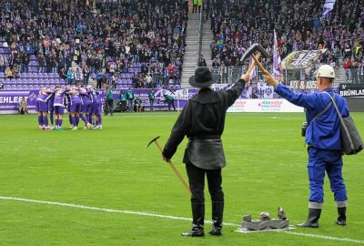 Erzgebirge Aue verpasst Heimsieg gegen Saarbrücken - Aues Mannschaft vor dem Anstoß. Foto: Alexander Gerber