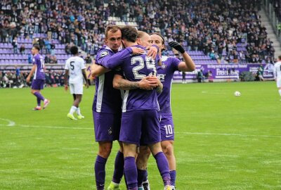 Erzgebirge Aue verpasst Heimsieg gegen Saarbrücken - Torjubel nachdem 1-0 für Aue. Foto: Alexander Gerber