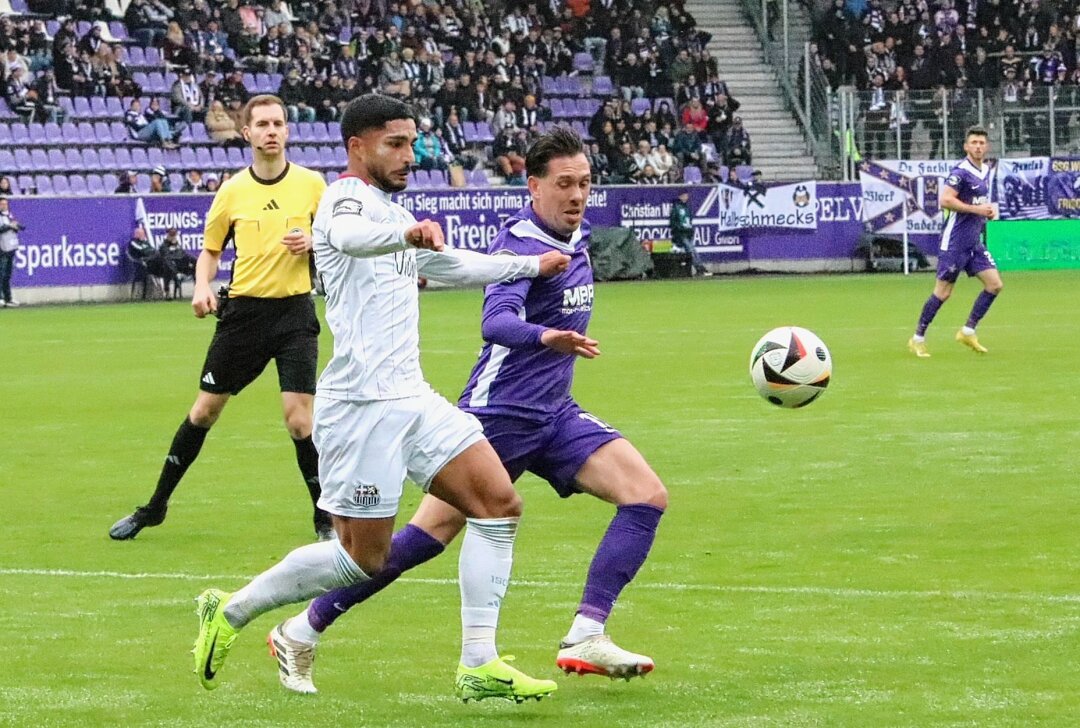 Erzgebirge Aue verpasst Heimsieg gegen Saarbrücken - Marcel Bär im Zweikampf. Foto: Alexander Gerber