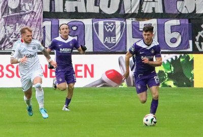 Erzgebirge Aue verpasst Heimsieg gegen Saarbrücken - Linus Rosenlöcher im Vorwärtsgang . Foto: Alexander Gerber