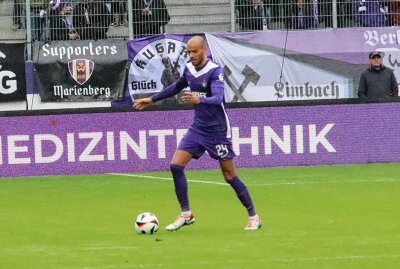 Erzgebirge Aue verpasst Heimsieg gegen Saarbrücken - Steffen Nkansah am Ball. Foto: Alexander Gerber