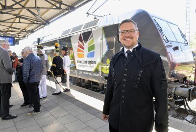 Erzgebirge feiert: 5 Jahre UNESCO-Welterbe Montanregion - Die mit Werbung für die Montanregion Erzgebirge beklebte Lokomotive der PRESS wird am Bahnübergang in Olbernhau-Grünthal werben. Im Bild rechts Steve Ittershagen. Foto: Eckardt Mildner