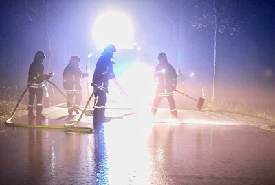 Erzgebirge: Pferd stirbt bei Kollision mit Porsche -  Die Kameraden der Freiwilligen Feuerwehr von Hermsdorf/ Erzgebirge reinigten die Straße. Foto: Marko Förster