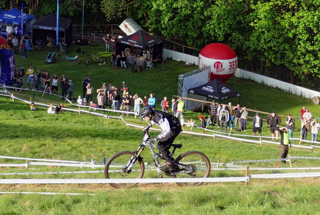 Erzgebirger glänzen in Europas größter Mountainbike-Rennserie - Nachdem die ShredErz-Mountainbiker im Mai selbst ein Rennen am Zschopauer Skihang ausgerichtet haben, sind sie nun bundesweit bei Wettbewerben am Start. Foto: Andreas Bauer