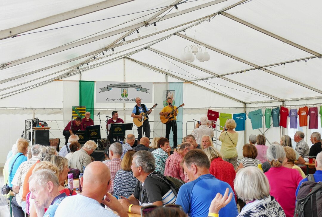 Erzgebirgische Liedertour: 2000 Wandernde Musik-Fans trotzen dem (Un-)Wetter - Insgesamt 16 Musiker und Bands sorgten an acht Stationen für beste Unterhaltung. Foto: Andreas Bauer