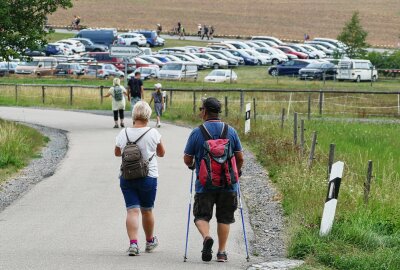 Erzgebirgische Liedertour: 2000 Wandernde Musik-Fans trotzen dem (Un-)Wetter - Viele Teilnehmer brachen schon vor dem offiziellen Start (10 Uhr) auf, um vor dem angekündigten Regen möglichst viel zu erleben. Foto: Andreas Bauer