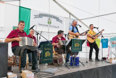 Erzgebirgische Liedertour: 2000 Wandernde Musik-Fans trotzen dem (Un-)Wetter - Im Festzelt am Witzschdorfer Wanderparkplatz spielten die Hundshübler Konzertinafreunde. Foto: Andreas Bauer