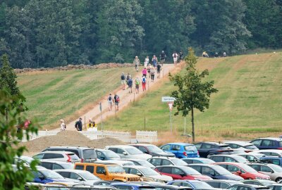 Erzgebirgische Liedertour: 2000 Wandernde Musik-Fans trotzen dem (Un-)Wetter - Die Parkplätze waren ebenso voll wie die Wanderwege, über die die Runde führte. Foto: Andreas Bauer