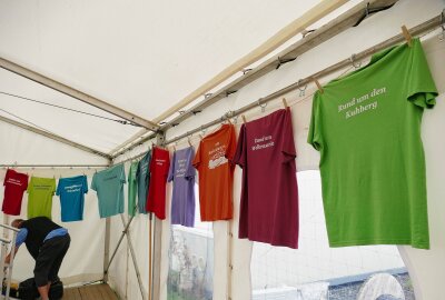 Erzgebirgische Liedertour: 2000 Wandernde Musik-Fans trotzen dem (Un-)Wetter - T-Shirts zeugten von den vergangenen Auflagen der Liedertour. Foto: Andreas Bauer