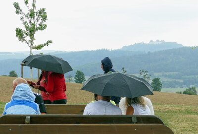 Erzgebirgische Liedertour: 2000 Wandernde Musik-Fans trotzen dem (Un-)Wetter - Auf den Regen waren viele Wander- und Musikfreunde mit Schirmen und entsprechender Kleidung vorbereitet. Foto: Andreas Bauer