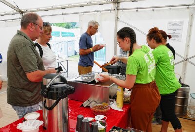 Erzgebirgische Liedertour: 2000 Wandernde Musik-Fans trotzen dem (Un-)Wetter - Großes Lob gab es für die gute Verpflegung während der Veranstaltung. Foto: Andreas Bauer