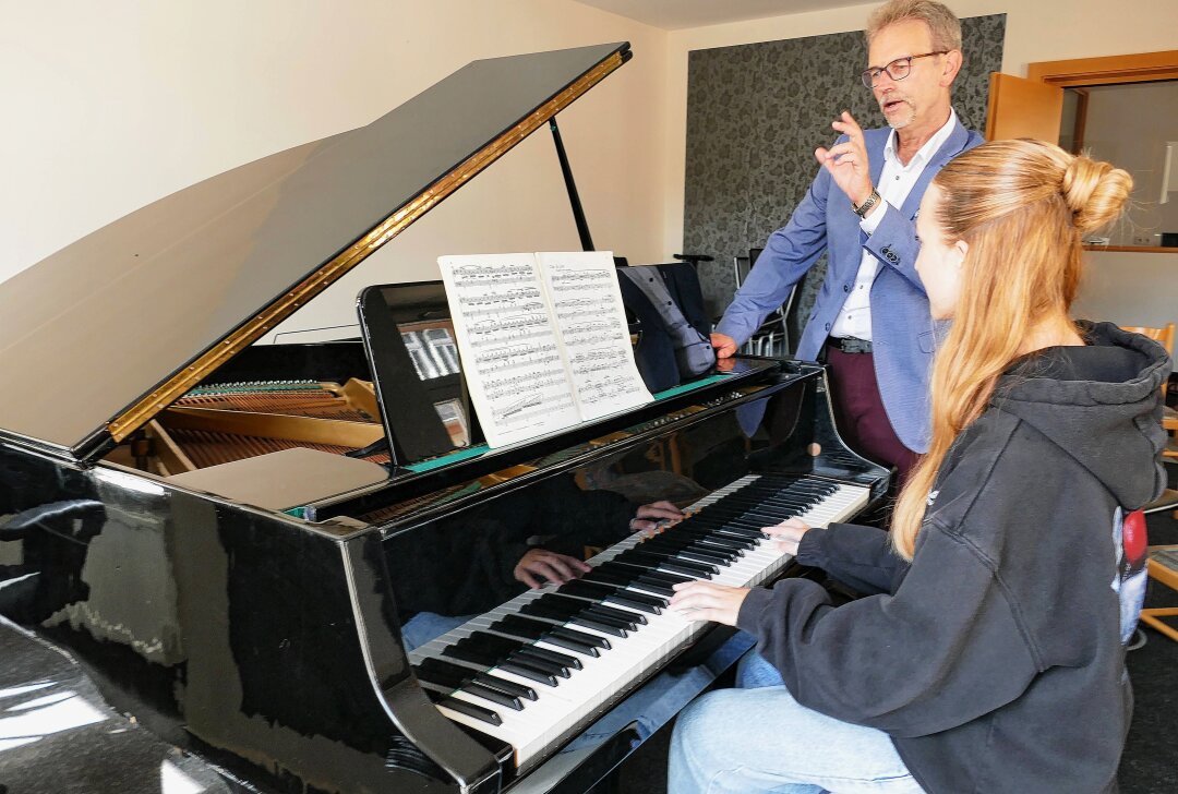 Erzgebirgische Musikschule feiert Jubiläum - Musikschulleiter Lukas Heinig steckt viel Herzblut in den Unterricht. Foto: Andreas Bauer