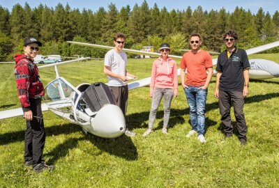 Erzgebirgische Segelflieger kämpfen um Platz bei der Deutschen Meisterschaft - Vincent Döhnert, David-Matthäus Dill, Elisa Benkens, Fabian Käseberg und Boris Freier (v.l.) sind startklar. Foto: Jan Görner