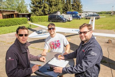 Erzgebirgische Segelflieger kämpfen um Platz bei der Deutschen Meisterschaft - Jörg Schreiber und Pirmin Groß (v.l.) bei der technischen Abnahme. Foto: Jan Görner