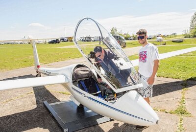 Erzgebirgische Segelflieger kämpfen um Platz bei der Deutschen Meisterschaft - Jörg Schreiber und Pirmin Groß (v.l.) bei der technischen Abnahme. Foto: Jan Görner