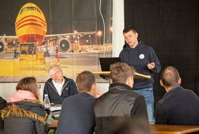 Erzgebirgische Segelflieger kämpfen um Platz bei der Deutschen Meisterschaft -  Wettbewerbsleiter Uwe Beger und Sportleiter Markus Uhlig (vorn v.l.) beim Briefing. Foto: Jan Görner