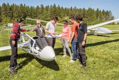 Erzgebirgische Segelflieger kämpfen um Platz bei der Deutschen Meisterschaft - Vincent Döhnert, Andreas Priebusch, David-Matthäus Dill, Elisa Benkens, Fabian Käseberg und Boris Freier (v.l.) sind starktklar. Foto: Jan Görner