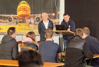 Erzgebirgische Segelflieger kämpfen um Platz bei der Deutschen Meisterschaft - Wettbewerbsleiter Uwe Beger und Sportleiter Markus Uhlig (vorn v.l.) beim Briefing. Foto: Jan Görner