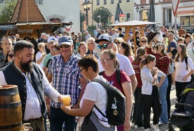 Erzgebirgischen Pferdetag und Zwönitzer Erntedank bei bestem Herbstwetter - Zum Erntedank hat es in Zwönitz auch wieder den traditionellen Fassbier-Anstich gegeben - links Dominik Naumann, Inhaber der Zwönitzer Brauerei. Foto: Ralf Wendland