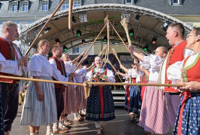 Erzgebirgischen Pferdetag und Zwönitzer Erntedank bei bestem Herbstwetter - Die Musik- und Tanzgruppe Radhošť aus dem tschechischen Tronanovice ist in Zwönitz aufgetreten. Foto: Ralf Wendland