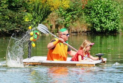 Erzgebirgischer Ingenieur fährt in seiner Badewanne allen davon - Mit seiner Tochter als Steuerfrau war Toni Reinhold beim Badewannenrennen wieder nicht zu schlagen. Foto: Andreas Bauer