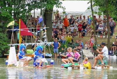 Erzgebirgischer Ingenieur fährt in seiner Badewanne allen davon - Vor großer Kulisse lieferten sich zehn Gefährte - auch Flöße waren erlaubt - spannende Rennen. Foto: Andreas Bauer