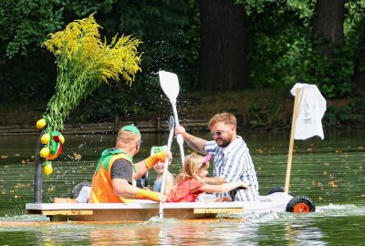 Erzgebirgischer Ingenieur fährt in seiner Badewanne allen davon - In entgegengesetzter Richtung wurden immer zwei Teilnehmer auf die Runde geschickt. Foto: Andreas Bauer