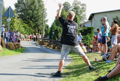 Erzgebirgischer Ingenieur fährt in seiner Badewanne allen davon - Die Straße neben dem Teich wurde dann mit Strohballen für das Bobby-Car-Rennen hergerichtet. Foto: Andreas Bauer