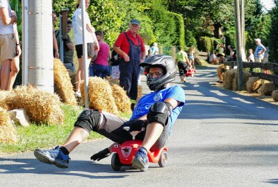 Erzgebirgischer Ingenieur fährt in seiner Badewanne allen davon - Auch Erwachsene hatten auf den kleinen Gefährten ihren Spaß. Foto: Andreas Bauer