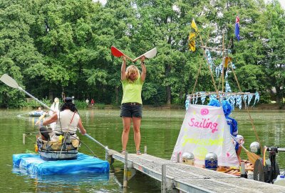 Erzgebirgischer Ingenieur fährt in seiner Badewanne allen davon - Zunächst einmal wurde aber am Teich das Startsignal gegeben. Foto: Andreas Bauer