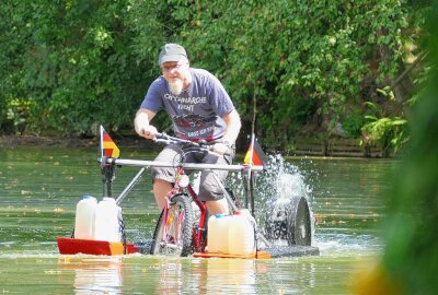 Erzgebirgischer Ingenieur fährt in seiner Badewanne allen davon - Das Amphibienfahrrad war anfangs gut unterwegs, hatte aber später Probleme mit der Kette. Foto: Andreas Bauer