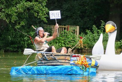 Erzgebirgischer Ingenieur fährt in seiner Badewanne allen davon - Winnetou vom Hofteich brauchte zwischendurch erstmal Stärkung. Foto: Andreas Bauer