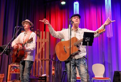 Erzgebirgisches Wort 2024 ist gekürt - Rocco und Marc sorgten mit ihren erzgebirgischen Liedern für Stimmung. Foto: Ilka Ruck