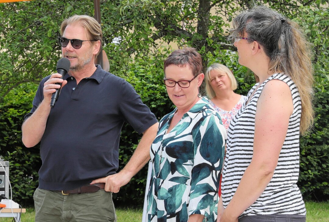 Erzgebirgskrimi-Kommissar mit großem Herz: Kai Scheve unterstützt Hospiz - Schauspieler Kai Scheve beim Sommerfest des Erzgebirgshospizes. Foto: Katja Lippmann-Wagner