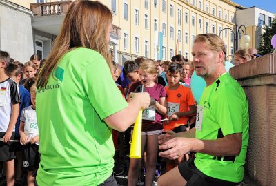 Erzgebirgskrimi-Kommissar mit großem Herz: Kai Scheve unterstützt Hospiz - 13. Hospiz-Spendenlauf - prominenter Gast Erzgebirgskrimikommissar Kai Scheve, Impressionen aus dem Jahr 2023. Foto: Katja Lippmann-Wagner