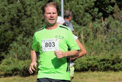 Erzgebirgskrimi-Kommissar mit großem Herz: Kai Scheve unterstützt Hospiz - 13. Hospiz-Spendenlauf - prominenter Gast Erzgebirgskrimikommissar Kai Scheve, Impressionen aus dem Jahr 2023. Foto: Katja Lippmann-Wagner