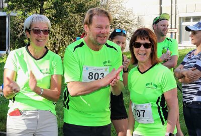 Erzgebirgskrimi-Kommissar mit großem Herz: Kai Scheve unterstützt Hospiz - 13. Hospiz-Spendenlauf - prominenter Gast Erzgebirgskrimikommissar Kai Scheve, Impressionen aus dem Jahr 2023. Foto: Katja Lippmann-Wagner