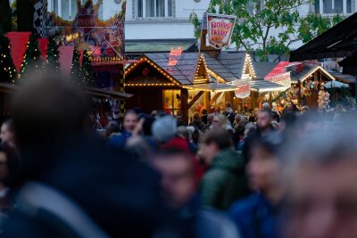 Es geht schon wieder los: Erste Weihnachtsmärkte offen - Weihnachtlich beleuchtete Hütten stehen auf dem Weihnachtsmarkt in Essen-Steele.