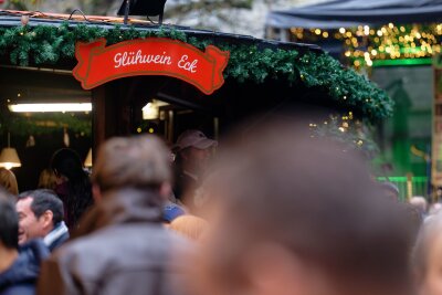 Es geht schon wieder los: Erste Weihnachtsmärkte offen - Ein Glühweinstand auf dem Kaiser-Otto-Platz in Essen.