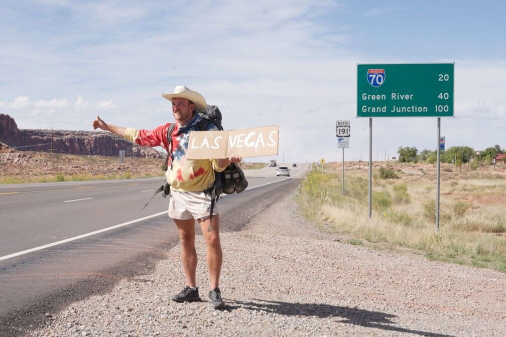 "Es gibt schon eine extreme Spaltung in der Gesellschaft": Was TV-Abenteurer Samuel Häde in den USA erlebt hat - "Man weiß nie, auf wen man auf so einer Reise als nächstes trifft": Filmemacher Samuel Häde auf seinem Trip durch die USA.