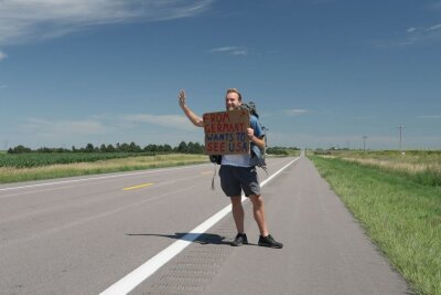 "Es gibt schon eine extreme Spaltung in der Gesellschaft": Was TV-Abenteurer Samuel Häde in den USA erlebt hat - Einmal von Ost nach West, 8.500 Kilometer durch die USA: Filmemacher Samuel Häde hat auf seiner Backpacker-Reise Erfahrungen gemacht, die auch ihn überraschten und noch lange beschäftigen werden. Im Interview verrät der Abenteurer, was er unterwegs alles erlebt hat - auch unter Trump-Anhängern.